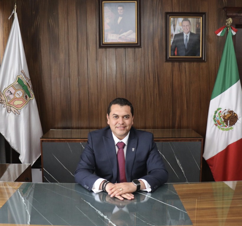 Beto Nava, presidente municipal de Pedro Escobedo, en su oficina del Ayuntamiento