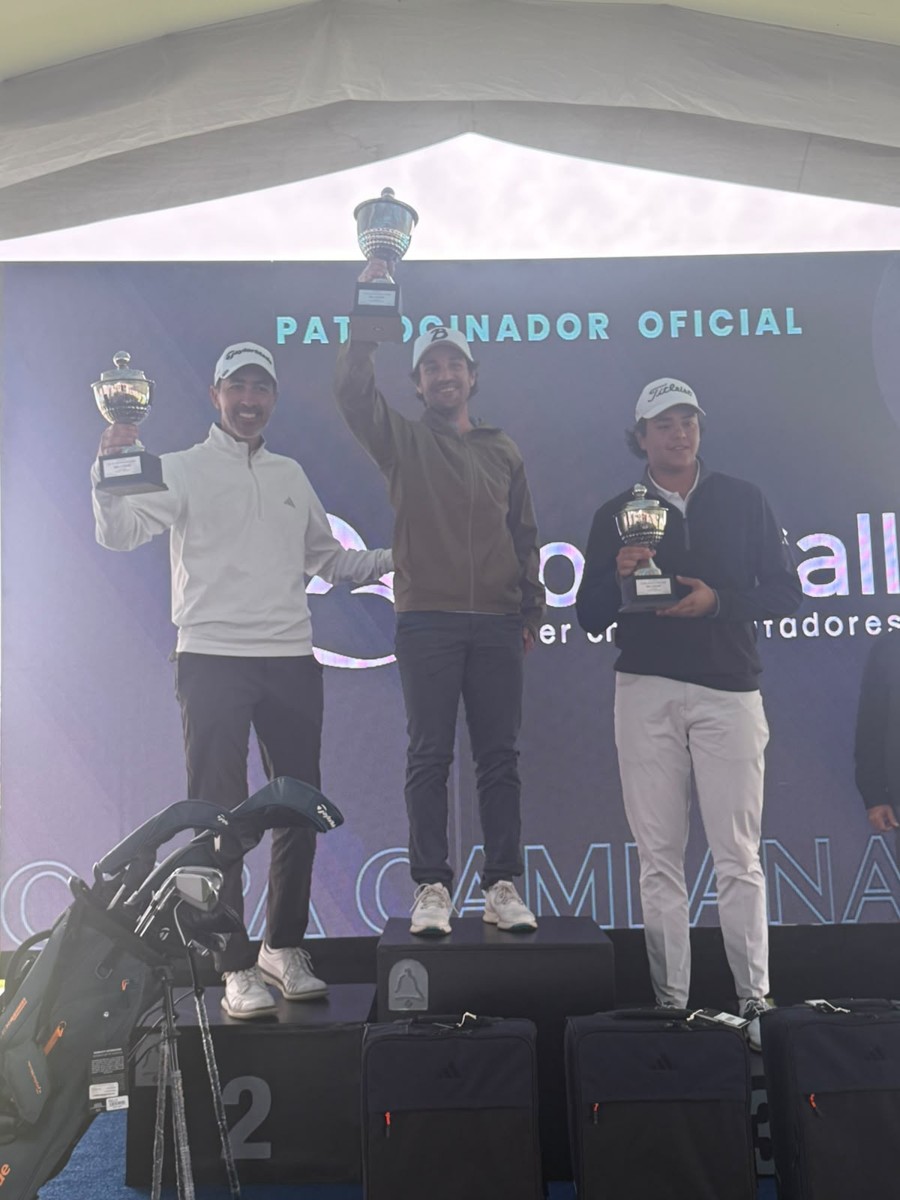 Podio de la categoría Premier de la Copa Campanario 2026 con Ernesto Espinosa al centro