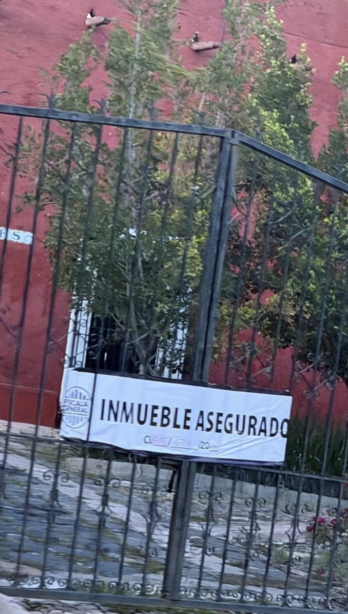 Lona de la Fiscalía con la leyenda Inmueble asegurado en la reja de acceso de la Hacienda Los Cues, Huimilpan