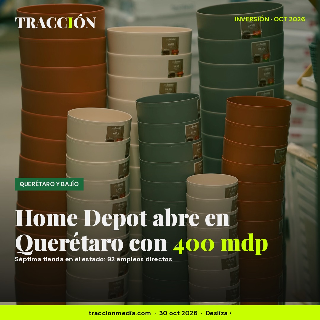Macetas apiladas en el pasillo de una tienda de mejoras para el hogar