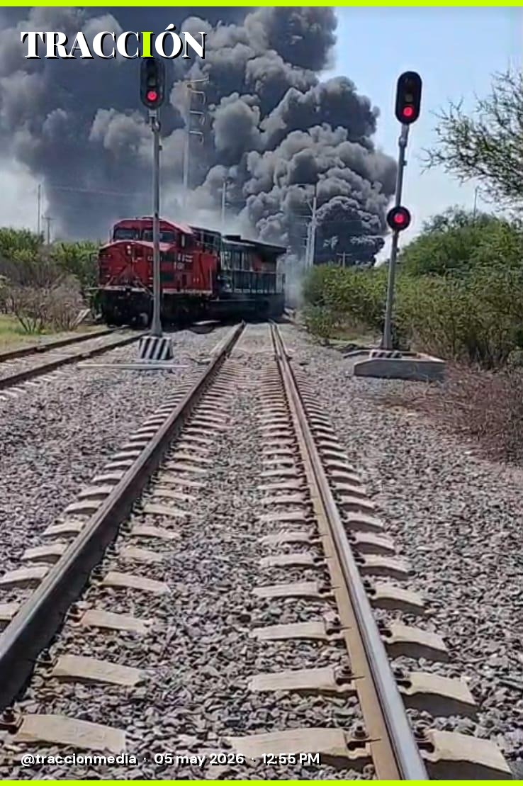 Locomotora Ferromex detenida en el cruce ferroviario tras incendio en carretera estatal 100