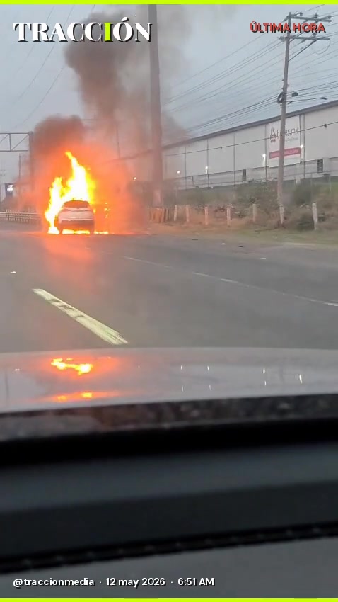 Camioneta arde en plena carretera México-Querétaro a las 6:51 AM