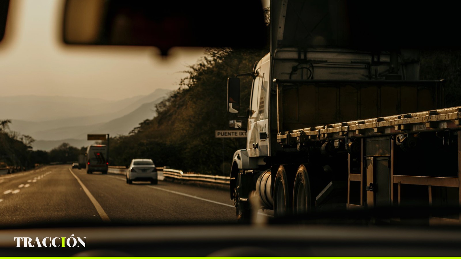Tractocamión de carga en una autopista de México