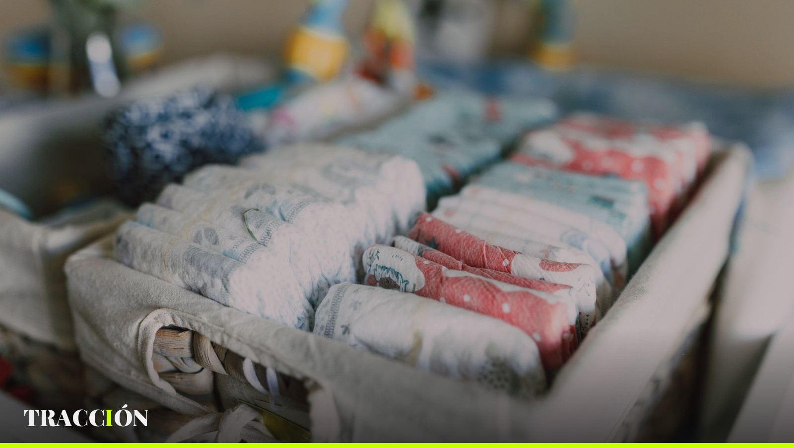 Paquetes de pañales desechables acomodados en una canasta