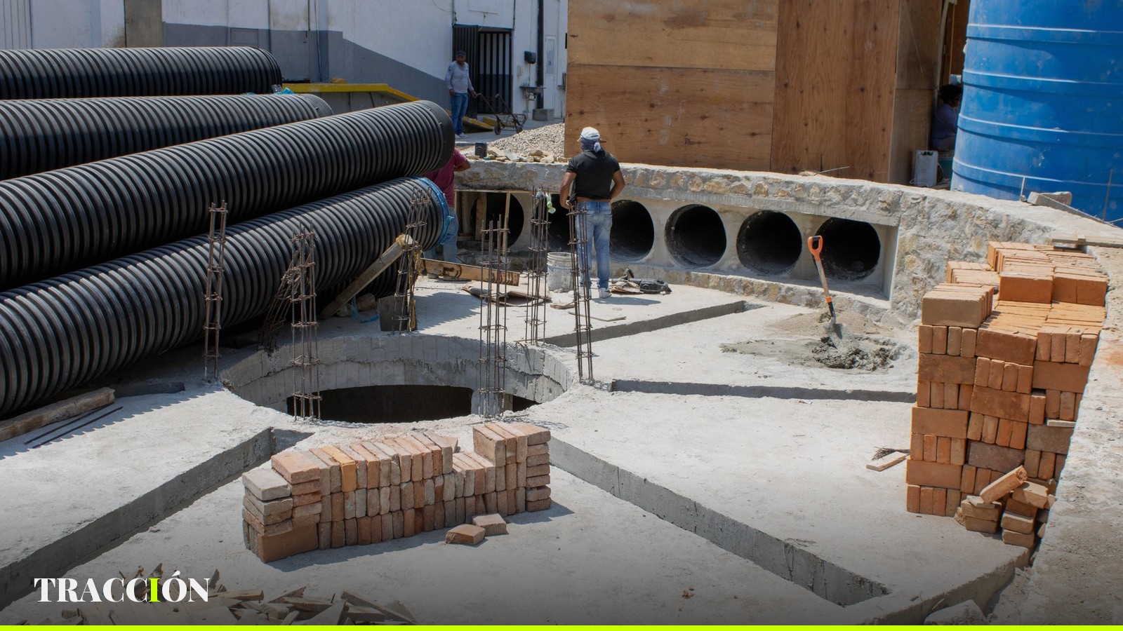 Obra de construcción en México con ladrillos apilados: el oficial albañil tiene un salario mínimo profesional de $363.44 al día en 2026